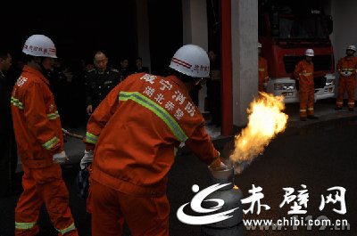 赤壁乡镇派出所领导和专职民警齐聚一堂学消防