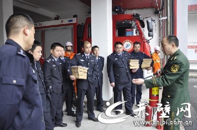 赤壁乡镇派出所领导和专职民警齐聚一堂学消防