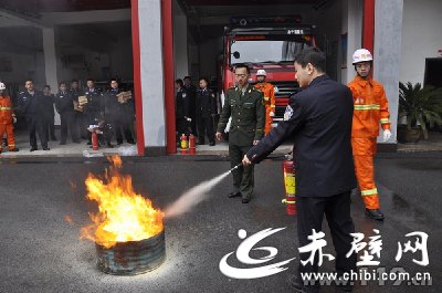 赤壁乡镇派出所领导和专职民警齐聚一堂学消防