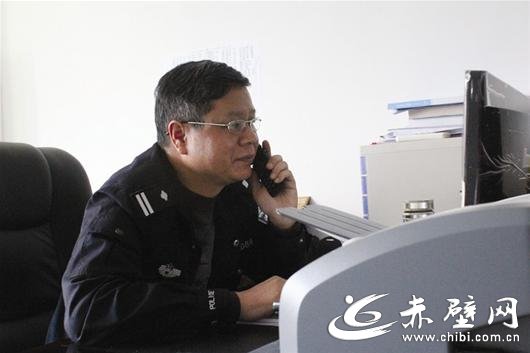 楚天金报讯 图为：老汪在办公室里忙碌着，第二天他就要来武汉做化疗