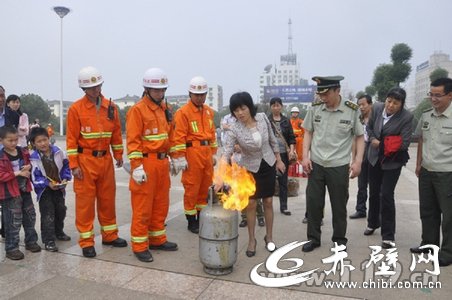 图为赤壁市副市长体验灭火