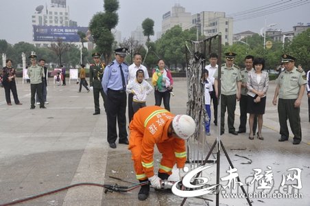图为消防官兵展示救援技能