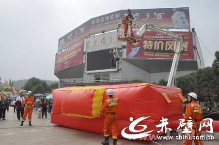 图为现场群众体验高空逃生