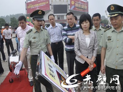 图为消防官兵展示救援装备