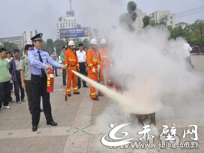 图为赤壁市公安局副局长体验灭火