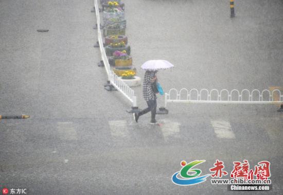 资料图:民众在雨中出行。樊甲山 摄 图片来源:东方IC 版权作品 请勿转载 资料图:民众在雨中出行。樊甲山 摄 图片来源:东方IC 版权作品 请勿转载