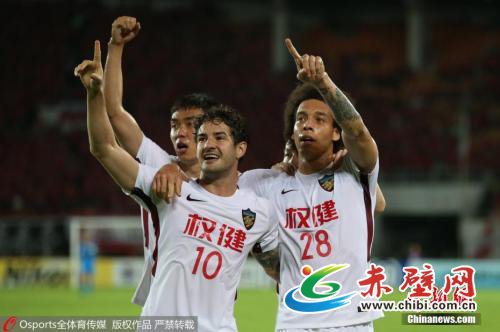 大牌外援维特塞尔(右)和帕托(中)帮助天津权健进军亚冠八强。 图片来源:Osports全体育图片社 大牌外援维特塞尔(右)和帕托(中)帮助天津权健进军亚冠八强。 图片来源:Osports全体育图片社