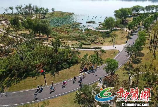 游客在东湖绿道休闲观光。湖北省旅游委供图 游客在东湖绿道休闲观光。湖北省旅游委供图