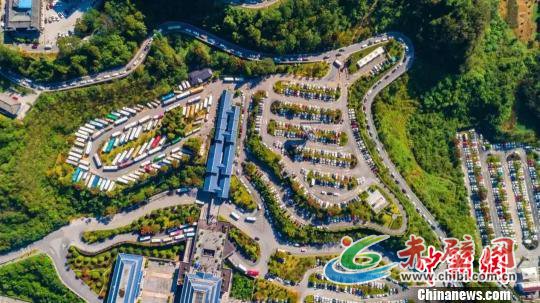 10月4日,湖北恩施大峡谷停车场航拍图。湖北省旅游委供图 10月4日,湖北恩施大峡谷停车场航拍图。湖北省旅游委供图