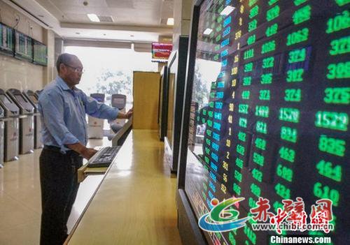 10月11日,海口某证券公司营业部的股民关注股市动态。截至当日收盘:沪指报2583.46点,跌5.22%,成交额1701亿元(人民币,下同);深指报7524.09点,跌6.07%,成交额1885.63亿元;创业板指数报1261.88点,跌6.30%。记者 骆云飞 摄 10月11日,海口某证券公司营业部的股民关注股市动态。截至当日收盘:沪指报2583.46点,跌5.22%,成交额1701亿元(人民币,下同);深指报7524.09点,跌6.07%,成交额1885.63亿元;创业板指数报1261.88点,跌6.30%。记者 骆云飞 摄