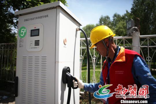 图为工作人员测试电动公交充电设备。 张永发 摄 图为工作人员测试电动公交充电设备。 张永发 摄