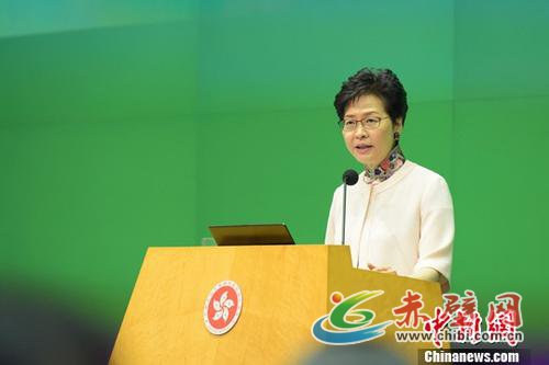 10月10日下午,香港特区行政长官林郑月娥出席《行政长官2018年施政报告》记者会,回答记者提问。记者 李志华 摄 10月10日下午,香港特区行政长官林郑月娥出席《行政长官2018年施政报告》记者会,回答记者提问。记者 李志华 摄