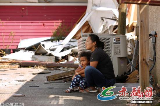 4级飓风“迈克尔”10日从美国佛罗里达州北部沿海地区登陆后,狂风和暴雨给美国东南沿岸各州带来大面积破坏。美媒报道称,“迈克尔”对佛罗里达州造成了大面积破坏。折断的树枝、被连根拔起的树木及散落的电线随处可见,有的房屋屋顶被风掀起或者被刮倒的树木砸坏。 4级飓风“迈克尔”10日从美国佛罗里达州北部沿海地区登陆后,狂风和暴雨给美国东南沿岸各州带来大面积破坏。美媒报道称,“迈克尔”对佛罗里达州造成了大面积破坏。折断的树枝、被连根拔起的树木及散落的电线随处可见,有的房屋屋顶被风掀起或者被刮倒的树木砸坏。
