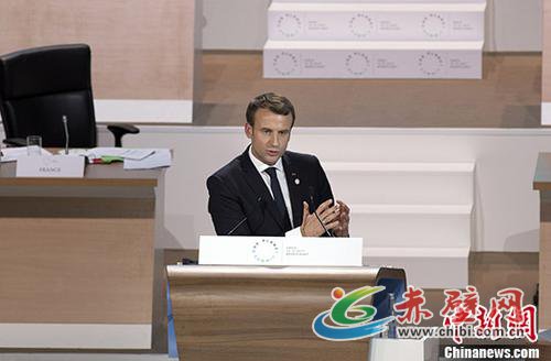 当地时间12月12日,在《巴黎协定》签署两周年之际,由法国、联合国和世界银行共同主办的“一个星球”气候行动融资峰会在巴黎举行,60多位国家元首和政府首脑以及来自国际组织、非政府组织、企业、研究机构、地方政府的近4000名代表与会。法国总统马克龙在出席峰会时呼吁国际社会加速行动,采取具体措施落实《巴黎协定》。图为马克龙在峰会上发表讲话。 发 官方供图 当地时间12月12日,在《巴黎协定》签署两周年之际,由法国、联合国和世界银行共同主办的“一个星球”气候行动融资峰会在巴黎举行,60多位国家元首和政府首脑以及来自国际组织、非政府组织、企业、研究机构、地方政府的近4000名代表与会。法国总统马克龙在出席峰会时呼吁国际社会加速行动,采取具体措施落实《巴黎协定》。图为马克龙在峰会上发表讲话。 发 官方供图