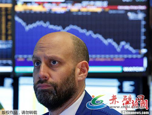 资料图:交易员在美国纽约证券交易所工作。 资料图:交易员在美国纽约证券交易所工作。