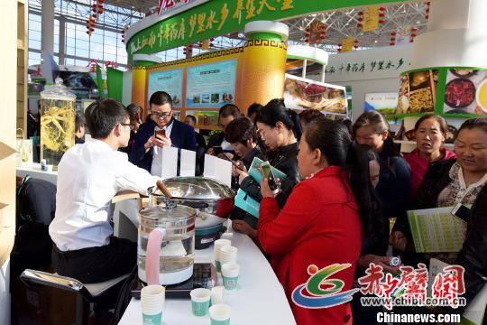 图位药博会展馆内民众参观体验医养健康。 钟欣 摄 图位药博会展馆内民众参观体验医养健康。 钟欣 摄