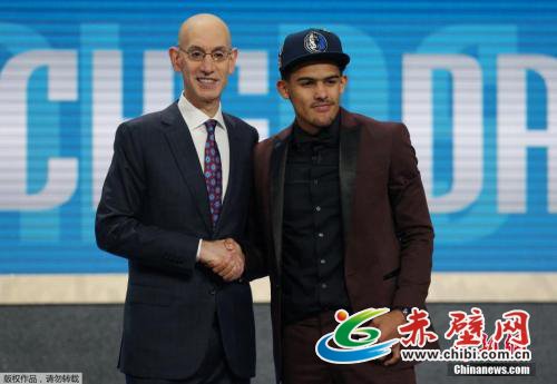资料图:特雷·杨在今年选秀大会第五位被选中,随后被交易至老鹰。 资料图:特雷·杨在今年选秀大会第五位被选中,随后被交易至老鹰。