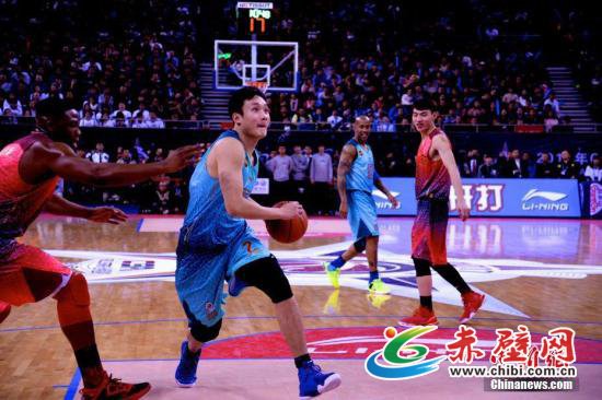 资料图:丁彦雨航的技术和身体在NBA并不占优势。 记者 邢翀 摄 资料图:丁彦雨航的技术和身体在NBA并不占优势。 记者 邢翀 摄