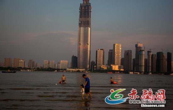 8月8日傍晚时分,众多市民带着孩童在武汉汉口江滩戏水纳凉。立秋之后,武汉天气依旧炎热,未来三天最高气温将升至37℃。 记者 张畅 摄 8月8日傍晚时分,众多市民带着孩童在武汉汉口江滩戏水纳凉。立秋之后,武汉天气依旧炎热,未来三天最高气温将升至37℃。 记者 张畅 摄