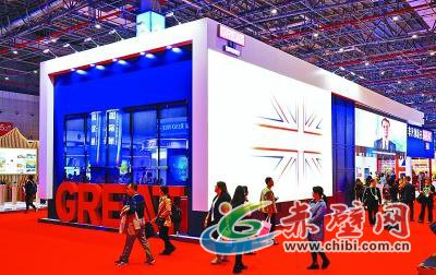 参观者从英国展馆外走过。新华社记者 刘大伟摄 参观者从英国展馆外走过。新华社记者 刘大伟摄