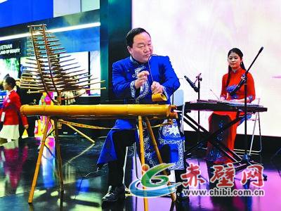 演奏者范金诚向在场观众展示京族乐器独弦琴。光明日报记者 李笑萌摄/光明图片 演奏者范金诚向在场观众展示京族乐器独弦琴。光明日报记者 李笑萌摄/光明图片