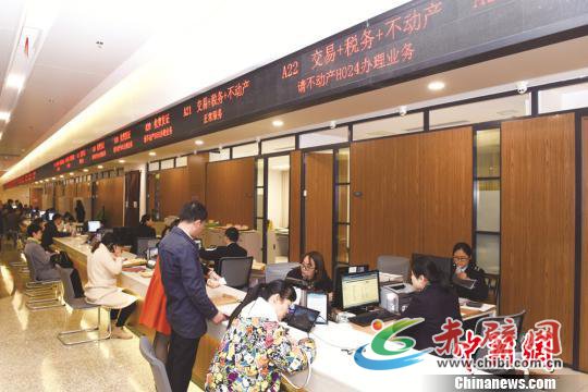 图为江阴当地的“交易+税务+不动产登记”联办窗口。 沈思远 摄 图为江阴当地的“交易+税务+不动产登记”联办窗口。 沈思远 摄