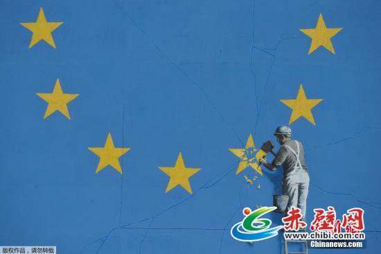 资料图:当地时间2017年5月7日,英国多佛,一名街头艺术家班克西创作了一幅画,画面中一名工人正从欧盟12星旗帜上抹掉一颗星,寓意着英国将脱离欧盟。 资料图:当地时间2017年5月7日,英国多佛,一名街头艺术家班克西创作了一幅画,画面中一名工人正从欧盟12星旗帜上抹掉一颗星,寓意着英国将脱离欧盟。