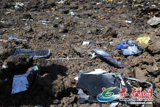 资料图:当地时间3月12日,埃塞俄比亚航空公司失事航班ET302的救援工作基本结。图为事故现场散落的遇难者的笔记本电脑残骸。记者 王曦 摄 资料图:当地时间3月12日,埃塞俄比亚航空公司失事航班ET302的救援工作基本结。图为事故现场散落的遇难者的笔记本电脑残骸。记者 王曦 摄