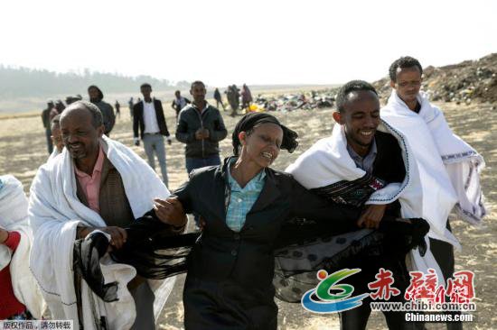 资料图:当地时间3月12日,在埃塞俄比亚航空公司ET302航班失事现场,机组人员Ayantu Girmay的母亲Kebebew Legesse悲痛欲绝。当地时间10日上午,埃塞俄比亚航空公司一架计划飞往肯尼亚首都内罗毕的客机,从埃塞首都亚的斯亚贝巴起飞不久后坠毁,机上149名乘客和8名机组成员无一生还。 资料图:当地时间3月12日,在埃塞俄比亚航空公司ET302航班失事现场,机组人员Ayantu Girmay的母亲Kebebew Legesse悲痛欲绝。当地时间10日上午,埃塞俄比亚航空公司一架计划飞往肯尼亚首都内罗毕的客机,从埃塞首都亚的斯亚贝巴起飞不久后坠毁,机上149名乘客和8名机组成员无一生还。