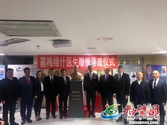 图为匈牙利塞梅维什医生雕像落成仪式现场。(史轶夫摄) 图为匈牙利塞梅维什医生雕像落成仪式现场。(史轶夫摄)