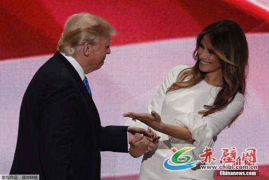 资料图:特朗普与妻子梅拉尼娅。 资料图:特朗普与妻子梅拉尼娅。