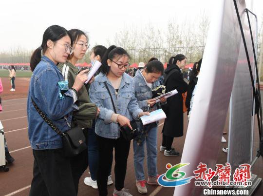 招聘现场吸引2万人参加。 李艳 摄 招聘现场吸引2万人参加。 李艳 摄