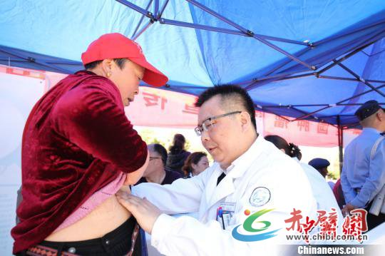 图为重庆大学附属肿瘤医院医生现场为群众义诊。肿瘤医院供图 图为重庆大学附属肿瘤医院医生现场为群众义诊。肿瘤医院供图