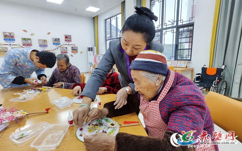 老人们在养老院做手工。人民网记者 王郭骥摄